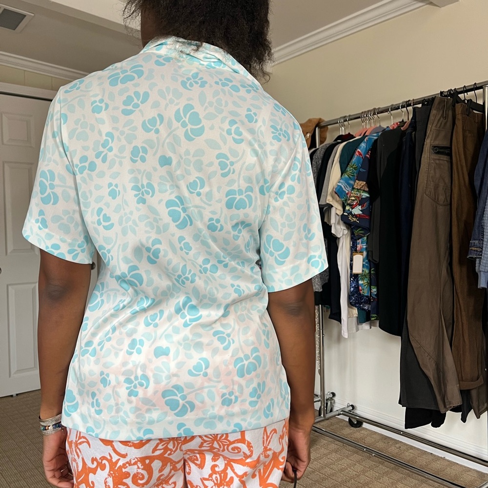 vintage button up. No flaws. Soft and lightweight.  Fits like a M/L. - Picture 4 of 6
